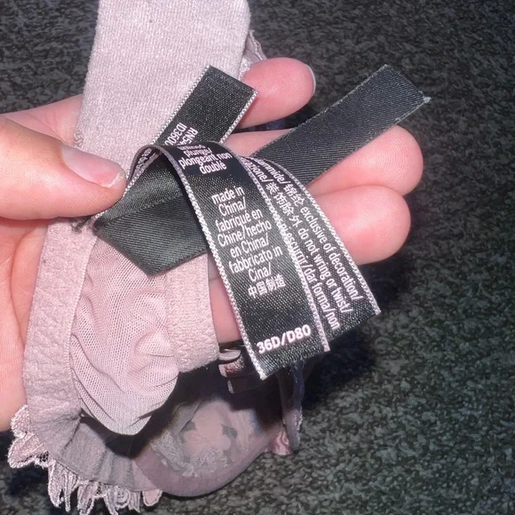 Victoria’s Secret Elegant Pink Lace Bra - Picture 4 of 4